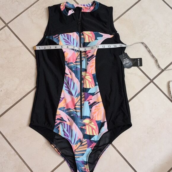 NWT Torrid Active Wireless Sleeveless Rashguard One Piece Swimsuit Size L - Picture 8 of 10